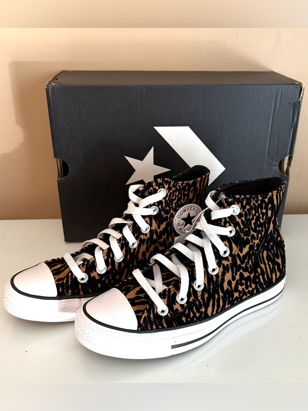 CONVERSE CHUCK TAYLOR ALL STAR WOMEN'S 6 MEN'S 4 LEOPARD PRINT HIGH TOPS NWB - Picture 3 of 8
